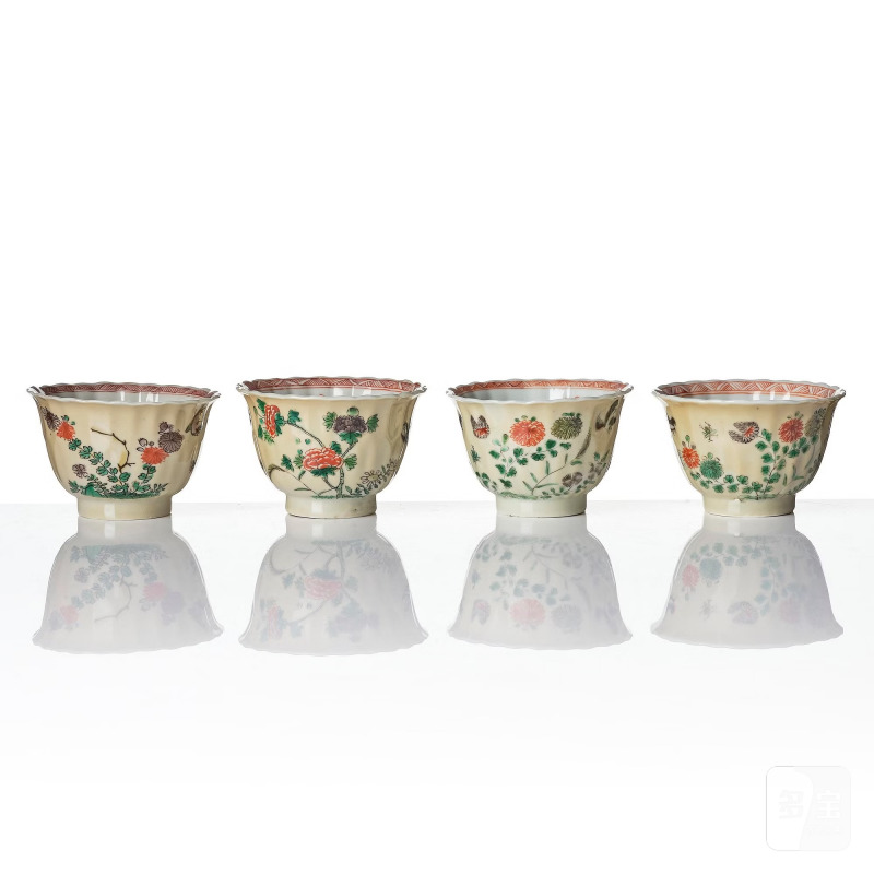 A set of four famille verte and cups with stands, - 图2